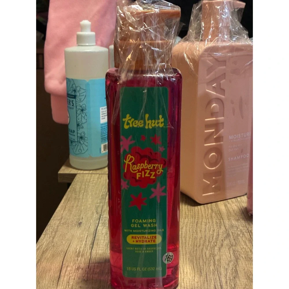 Tree Hut Raspberry Fizz Foaming Gel Wash 18oz Revitalize Hydrate Body Wash